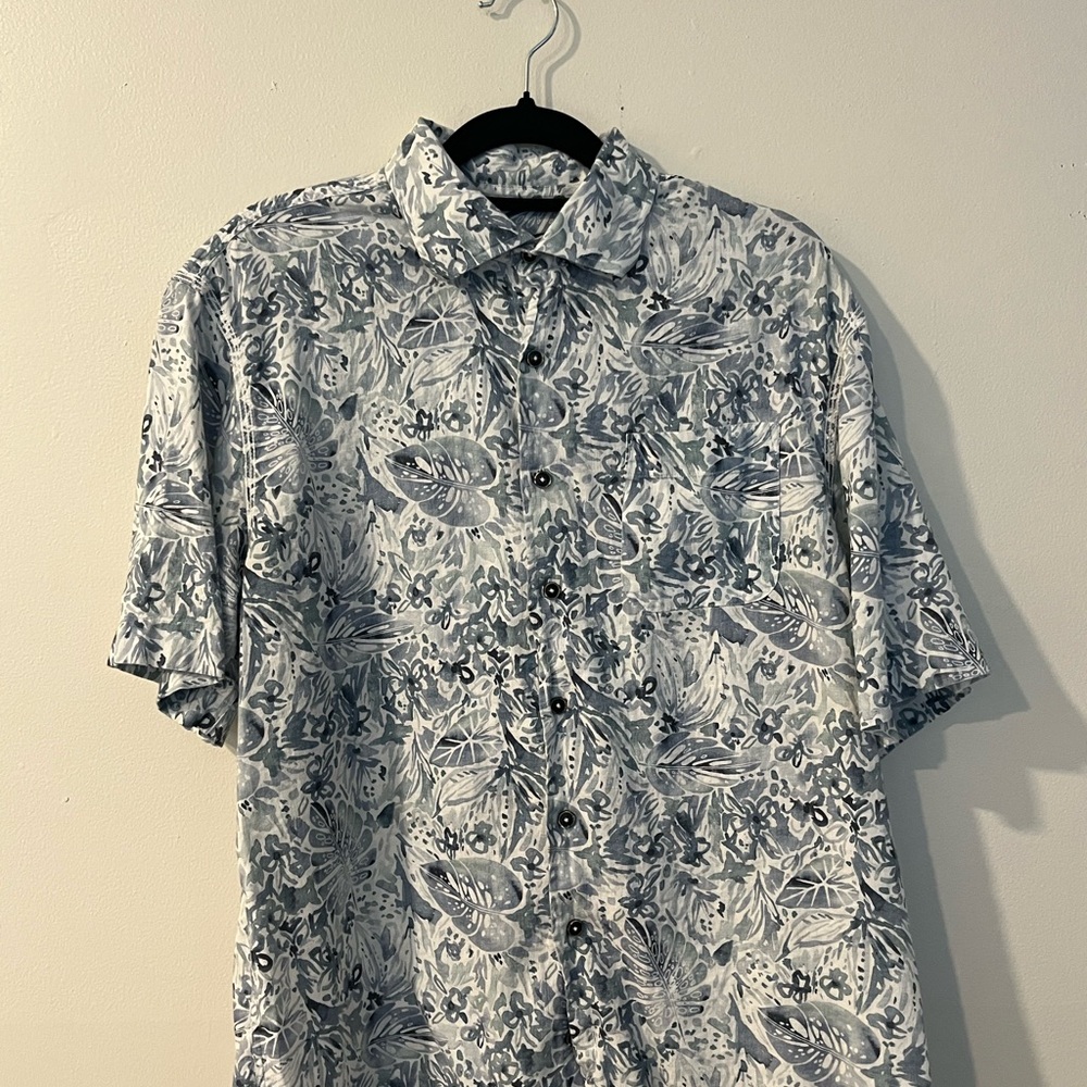 Johnnie-O Men’s Medium Hawaiian Short Sleeve button up